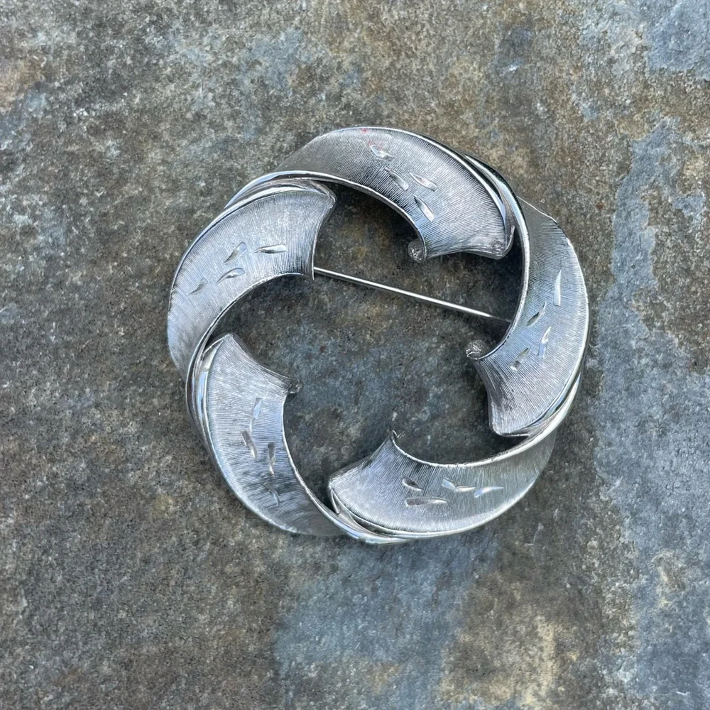 Vintage Brushed Silver Wreath Circle Ribbon Brooch